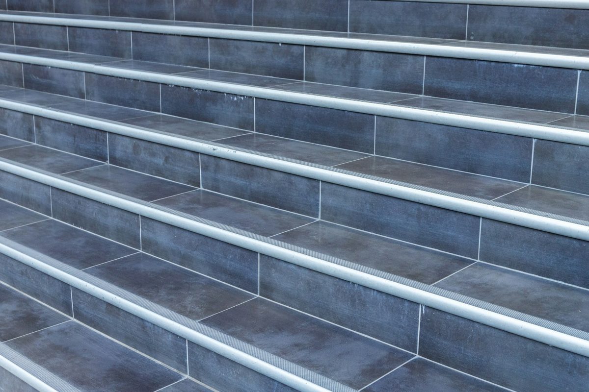 Marches d'escalier carrelées avec profilés de nez de marche