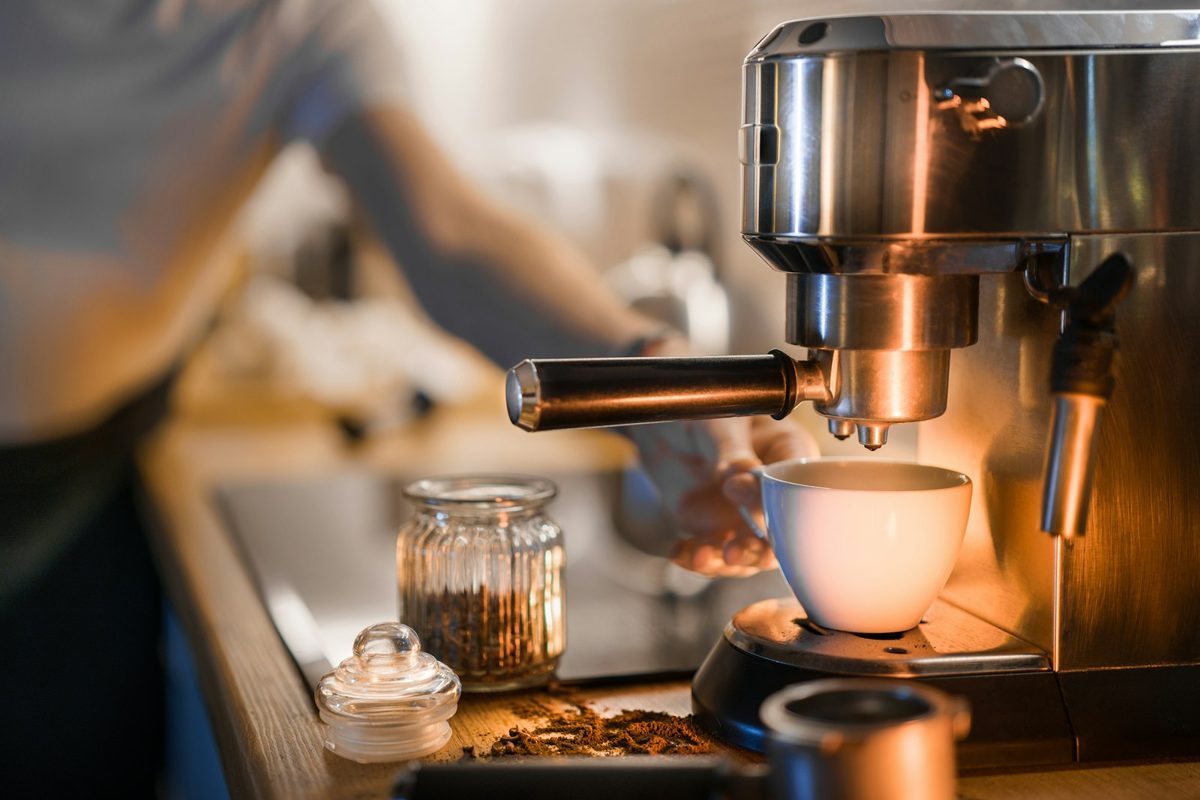 Machine à café expresso préparant une tasse sur le plan de travail d'une cuisine