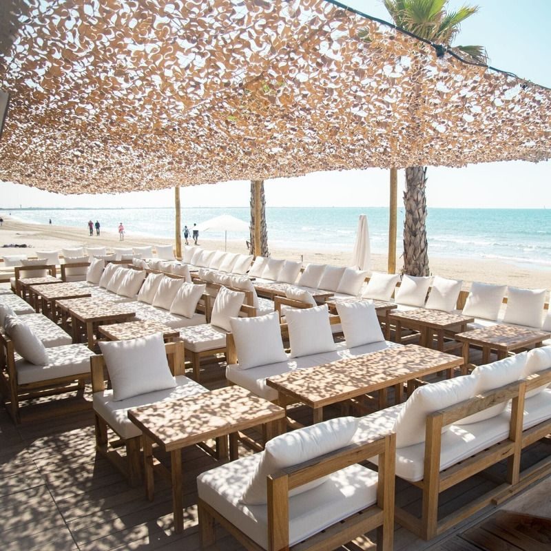 Filet d'ombrage sable tendu au-dessus d'une terrasse