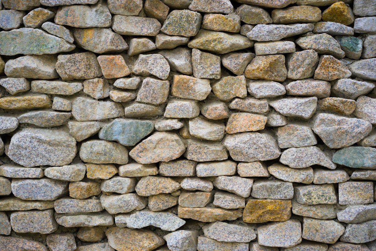 Mur habillé de plaquettes de pierre de parement aux teintes grises