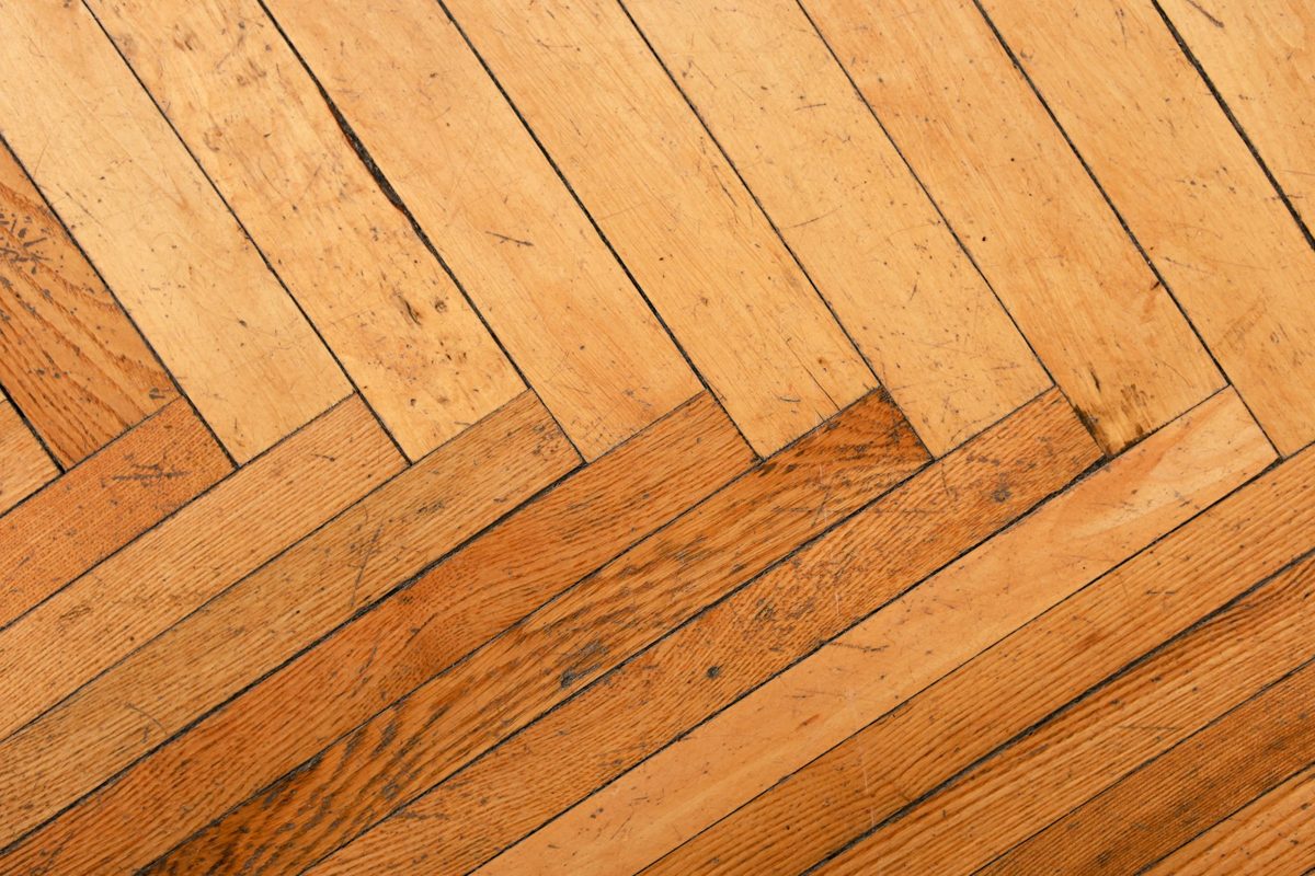 Parquet en bois verni dans un salon